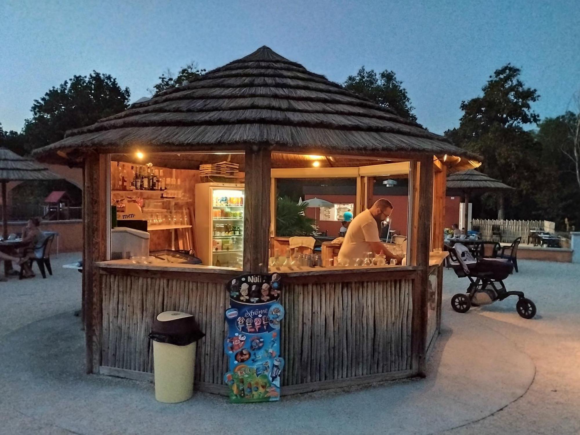 Camping Domaine de Senaud Albon Bagian luar foto